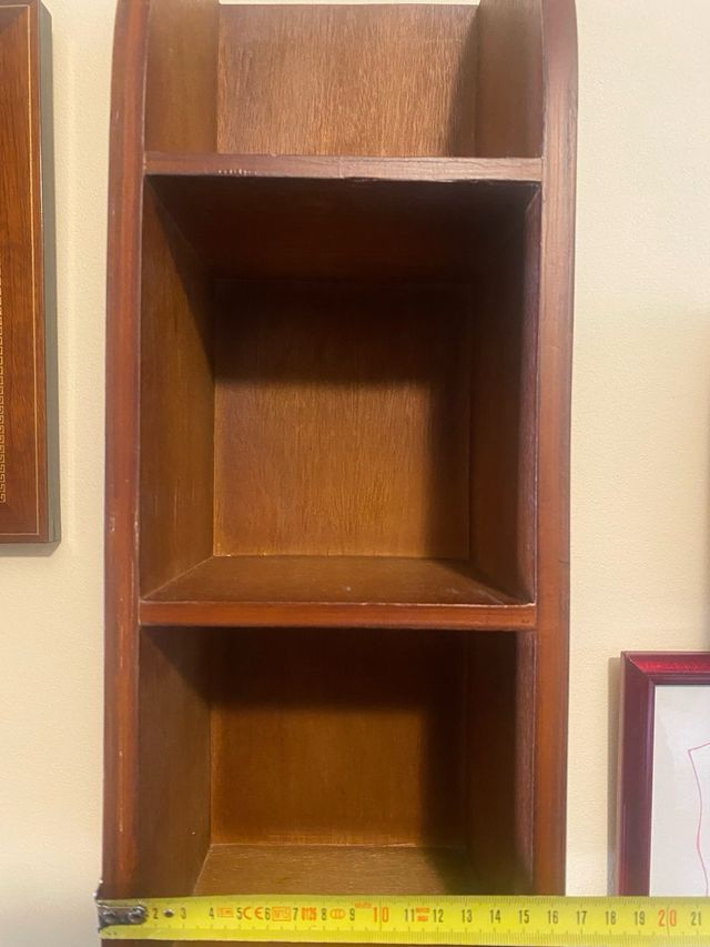 Estanterías madera y caña