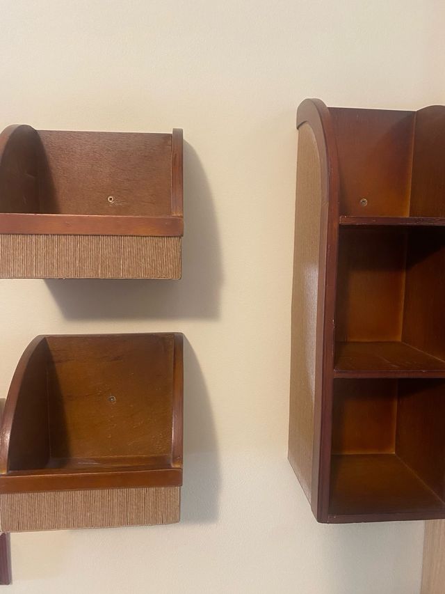 Estanterías madera y caña