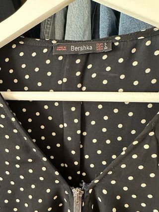 Blusa con topos azul de Bershka