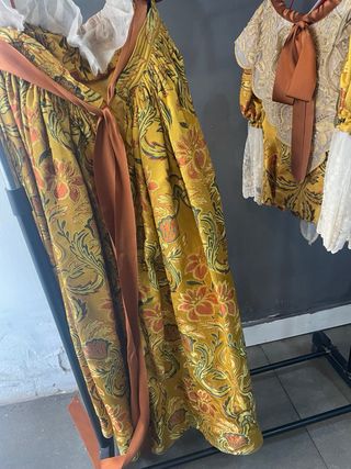 traje fallera con zapatos