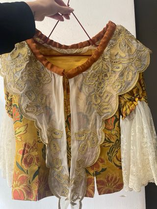 traje fallera con zapatos