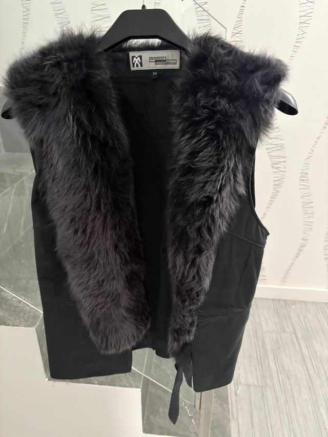 Chaleco piel con cuello de pelo. Color azul.