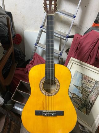 Guitarra española antigua en perfecto estado
