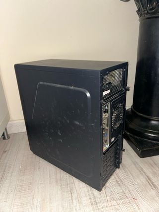 Ordenador sobre mesa