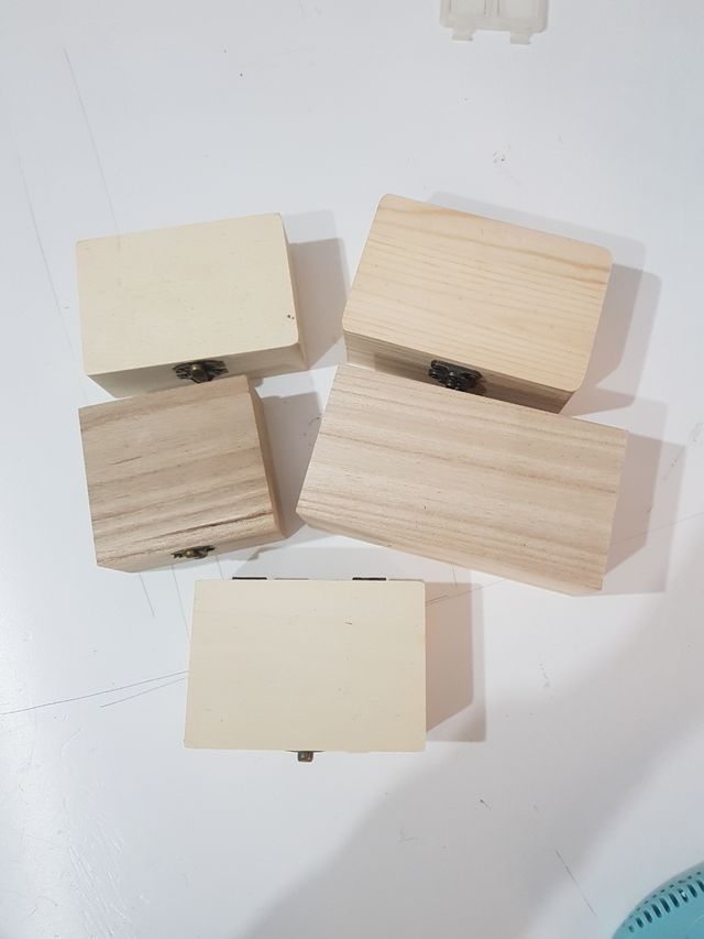 5 cajas pequeñas de madera