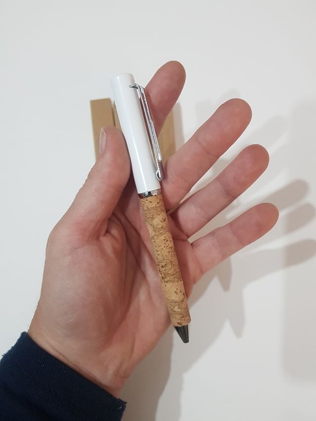 3 bolígrafos nuevos.