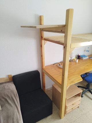 Litera de madera con escritorio
