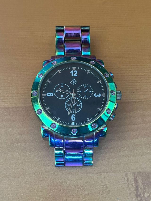 Reloj de muñeca metálico iridiscente