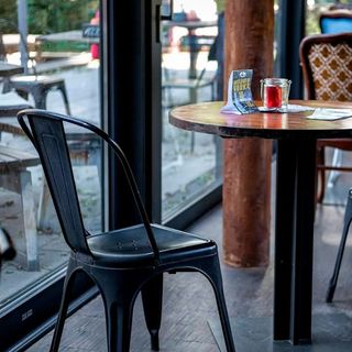 Pack x 4 Sillas BETA Apilables Blancas NUEVAS