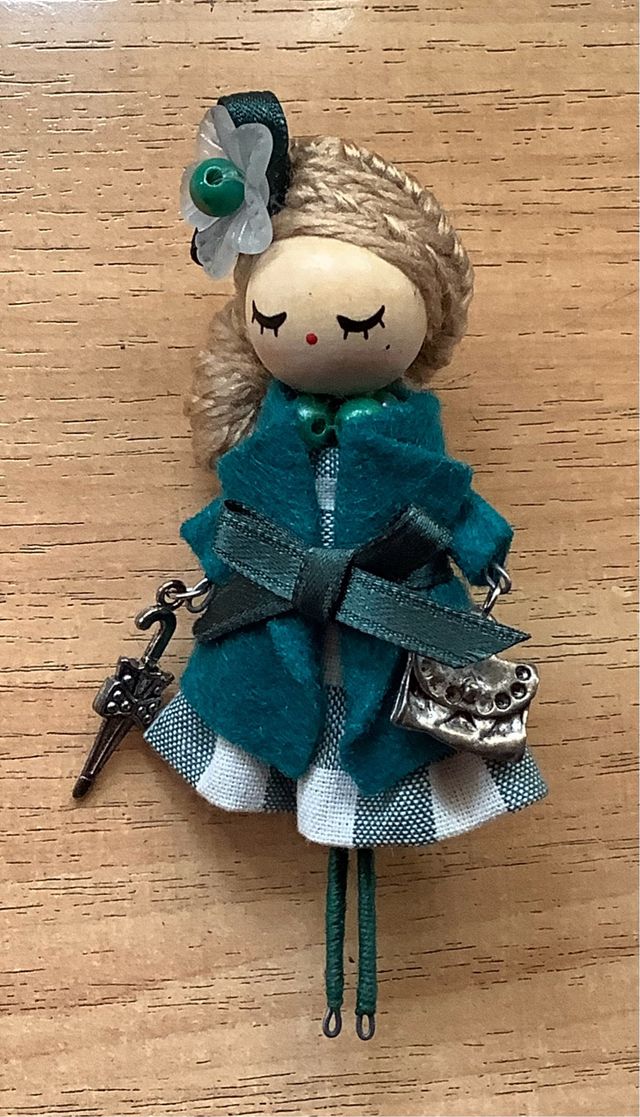 Broche artesanal muñeca madera tela y abalorios