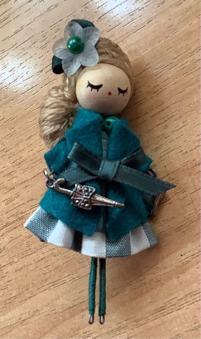 Broche artesanal muñeca madera tela y abalorios