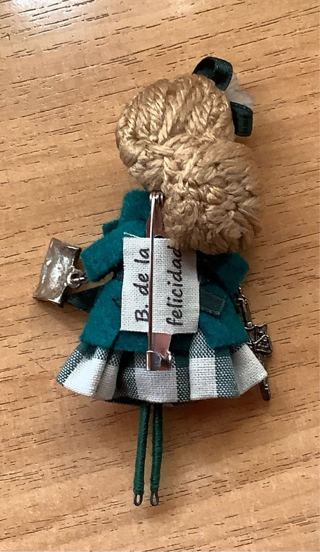 Broche artesanal muñeca madera tela y abalorios