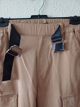 Pantalón cargo beige de mujer bershka