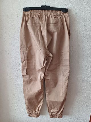 Pantalón cargo beige de mujer bershka