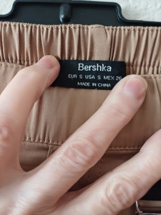 Pantalón cargo beige de mujer bershka