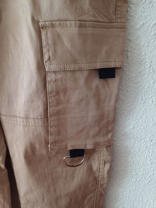 Pantalón cargo beige de mujer bershka