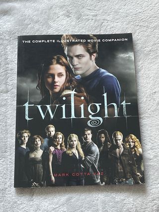 Twilight: The Complete Illustrated Movie Companion