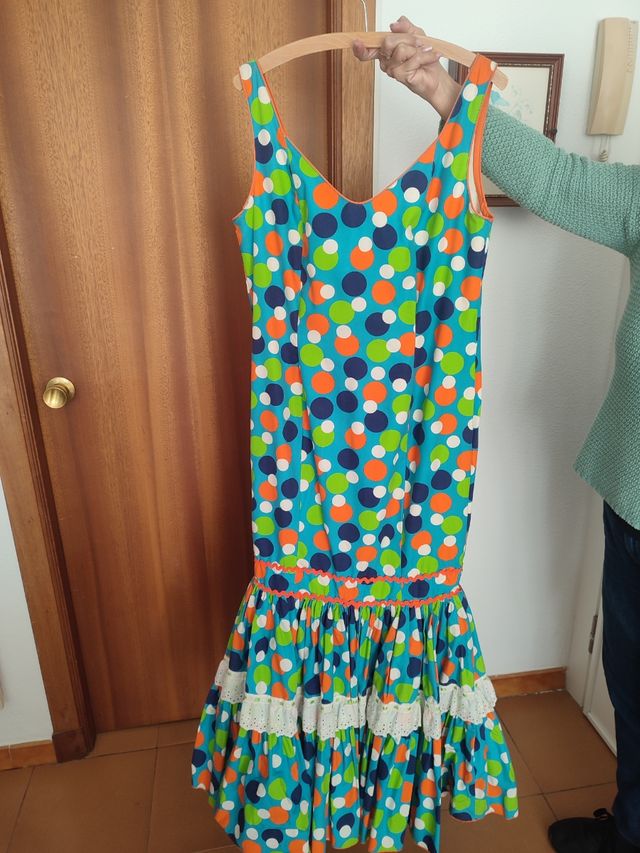 A ESTRENAR VESTIDO DE FLAMENCA LUNARES
