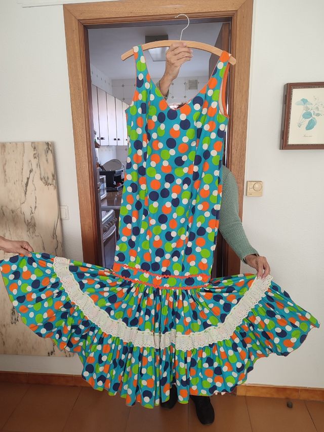 A ESTRENAR VESTIDO DE FLAMENCA LUNARES