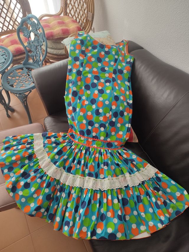 A ESTRENAR VESTIDO DE FLAMENCA LUNARES