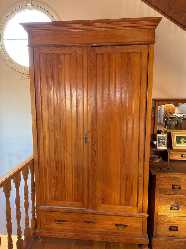 Armario antiguo de pino