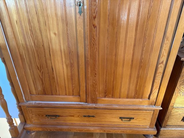 Armario antiguo de pino