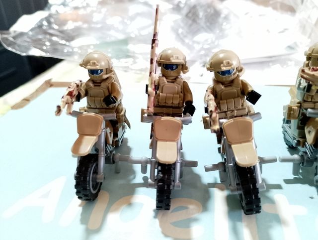 6 figuras de combate con 6 motocicletas