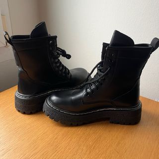 BOTAS NEGRAS TIPO MILITAR Talla 36