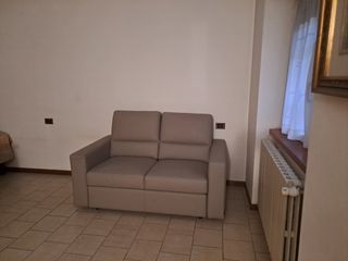Divano due posti ecopelle grigio