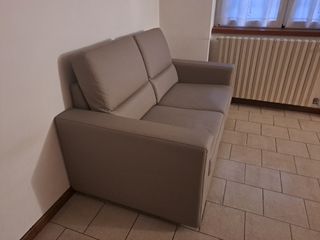 Divano due posti ecopelle grigio