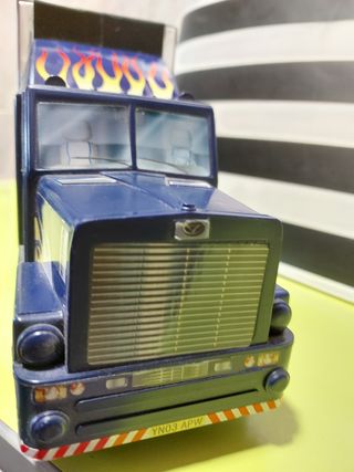 Camión cargado de coches metalicos