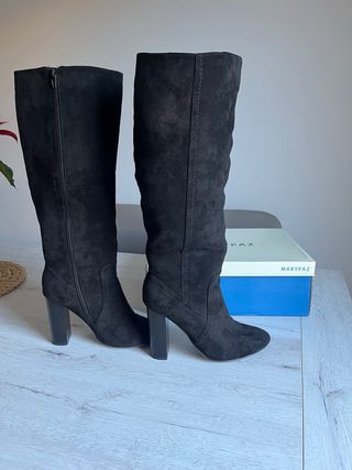 Botas altas de ante en color negro 
