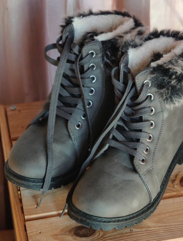 Botas grises de montaña