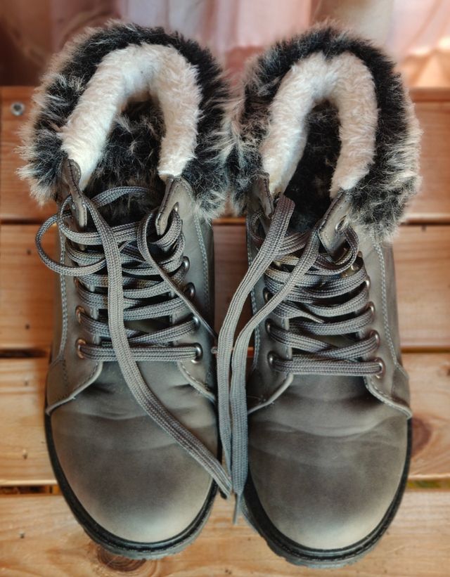 Botas grises de montaña