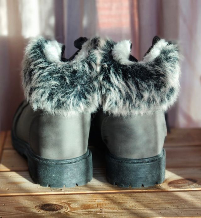 Botas grises de montaña