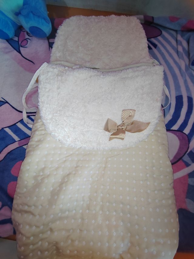 Saquito de bebé color beis de pelo