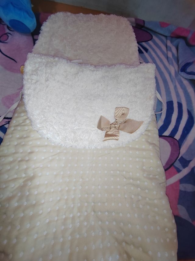 Saquito de bebé color beis de pelo