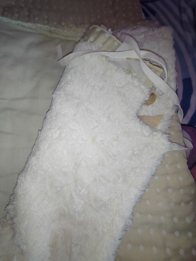 Saquito de bebé color beis de pelo