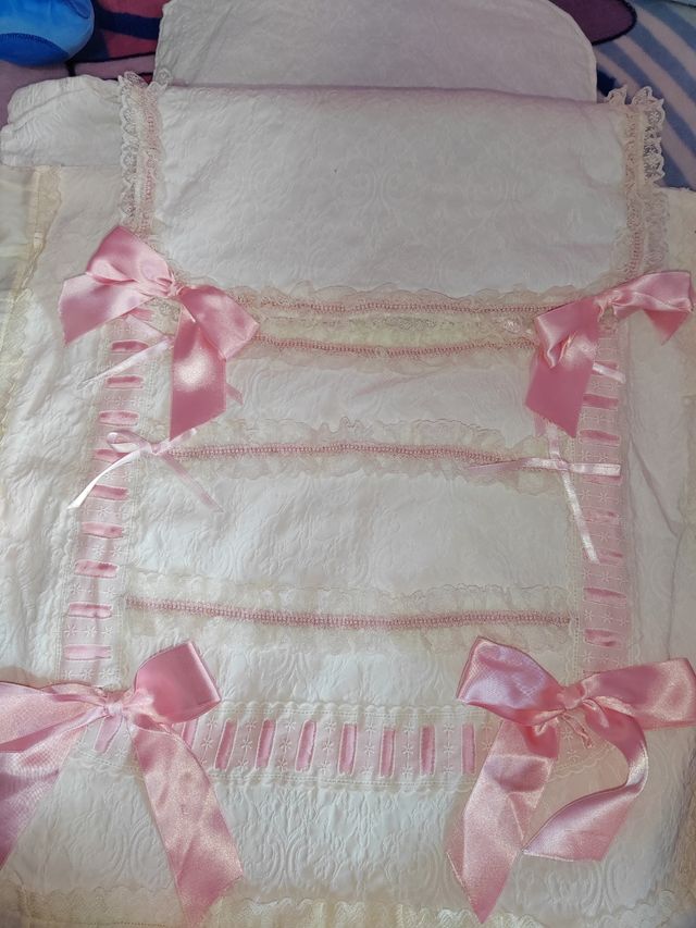Saquito de bebé color beis y rosa