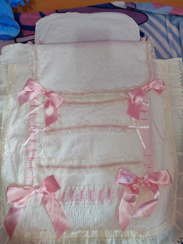 Saquito de bebé color beis y rosa