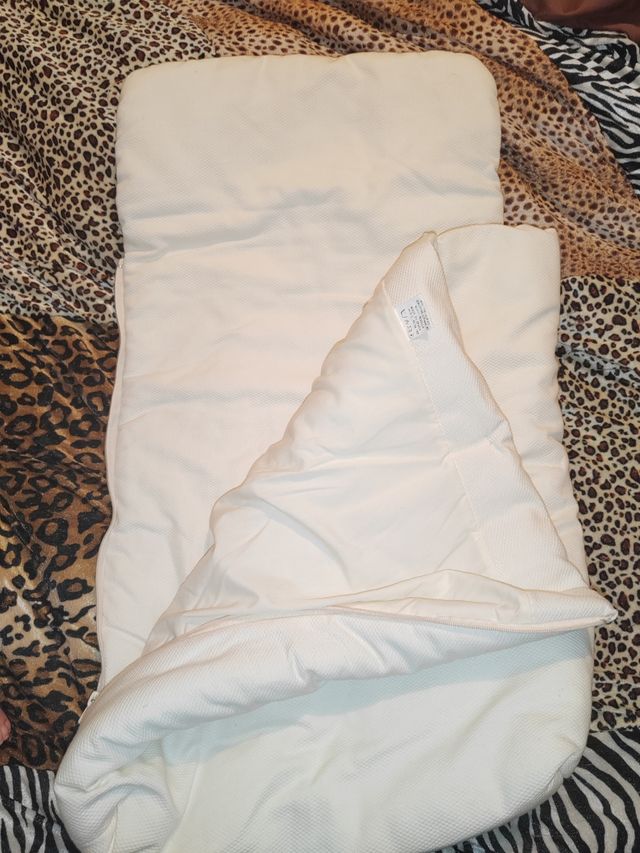 Saquito de bebé color beis para capazo