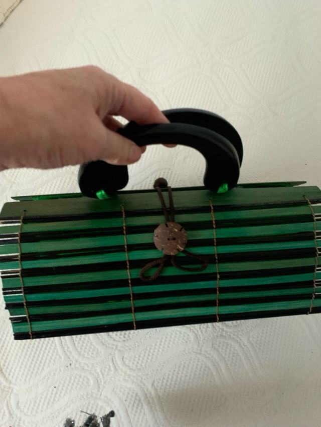 Original bolso en madera verde y negro