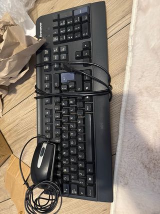 Pantalla 24’’teclado y raton 