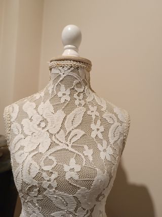 Busto expositor,pie de madera