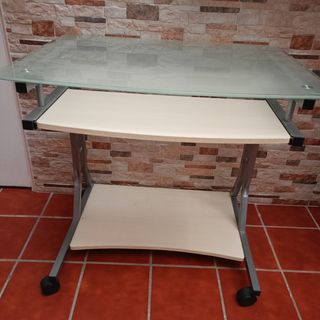 Mesa de ordenador como nueva.