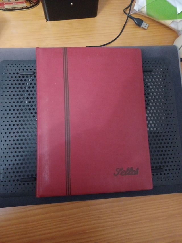 Album de sellos y algunos sellos