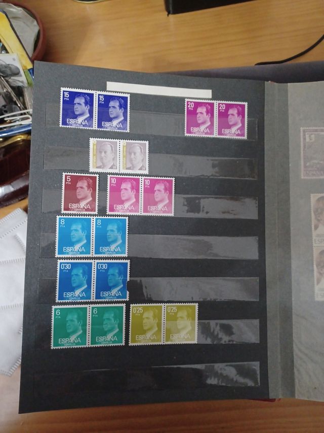 Album de sellos y algunos sellos