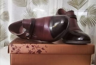 Botines de color Marrón. Con tacón. 