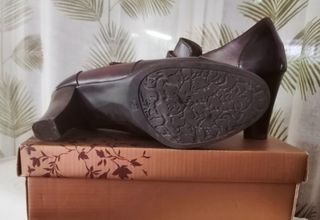 Botines de color Marrón. Con tacón. 