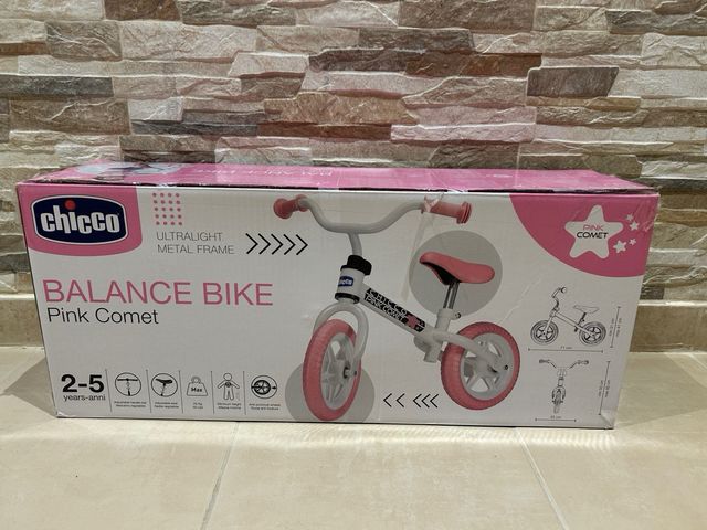 Bici sin pedales rosa y blanca. Marca Chicco